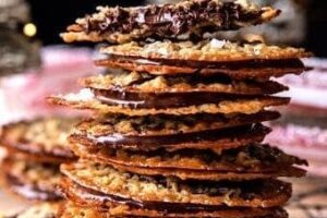 Hög stapel knapriga havreflarn med choklad mellan lagren