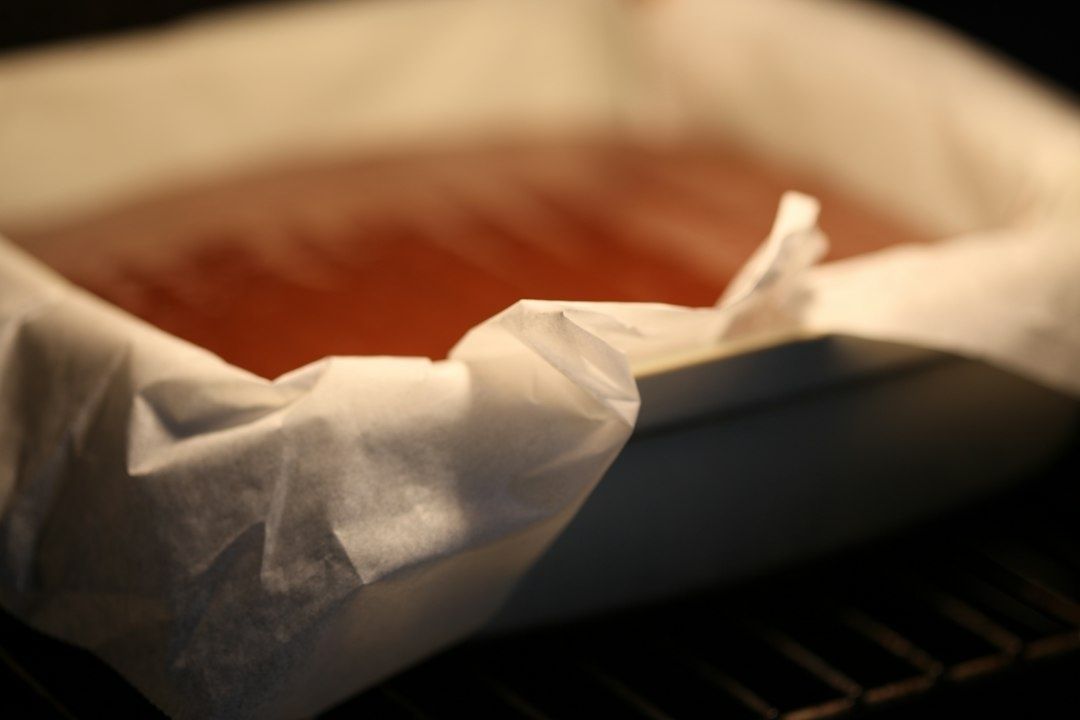 Bakplåt med skrynkligt bakplåtspapper inför gräddning
