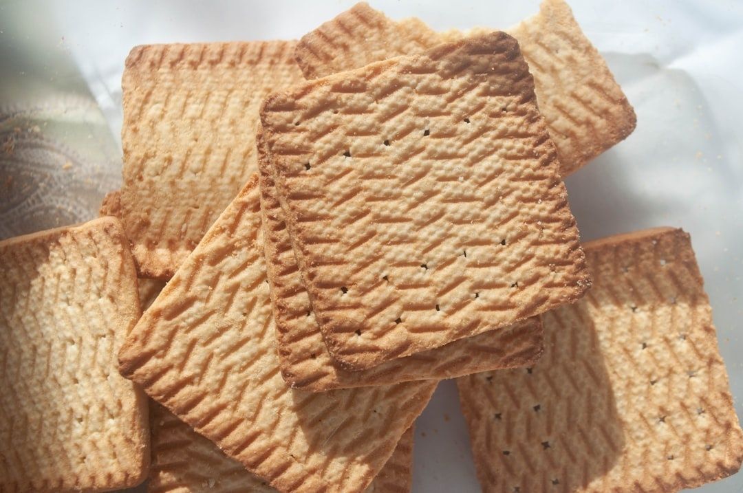 Gyllene, krispiga havreflarn med tydligt spetsigt räffelmönster