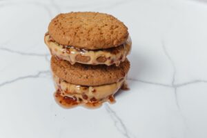 Två dubbla havreflarn med krämig mockafyllning och rinnande kolasås