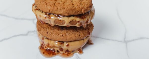 Två dubbla havreflarn med krämig mockafyllning och rinnande kolasås